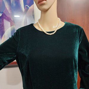 Elegant and chic velvet sheath dress. Emerald green.